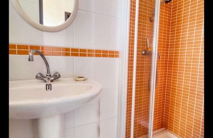 Maison à vendre 4 pièces LE CAP D'AGDE (34), Pavillon 3 chambres avec grand extérieur et double stationnement — photo 3