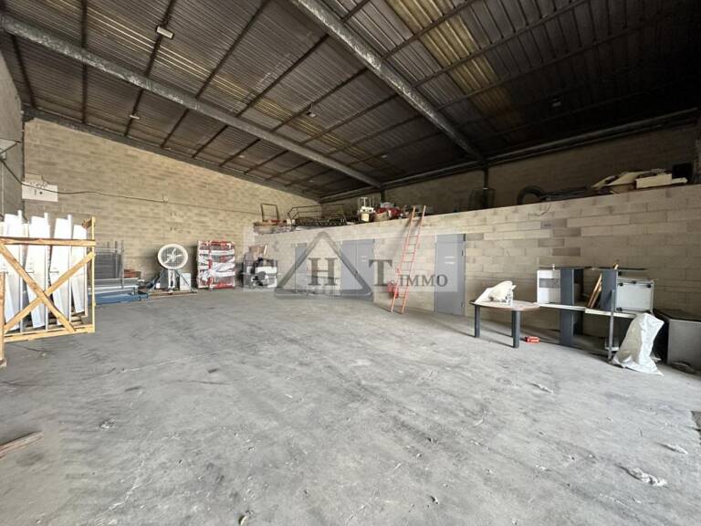 ENTREPOT 350M² A LOUER SAINT GERMAIN LES ARPAJON — photo 1