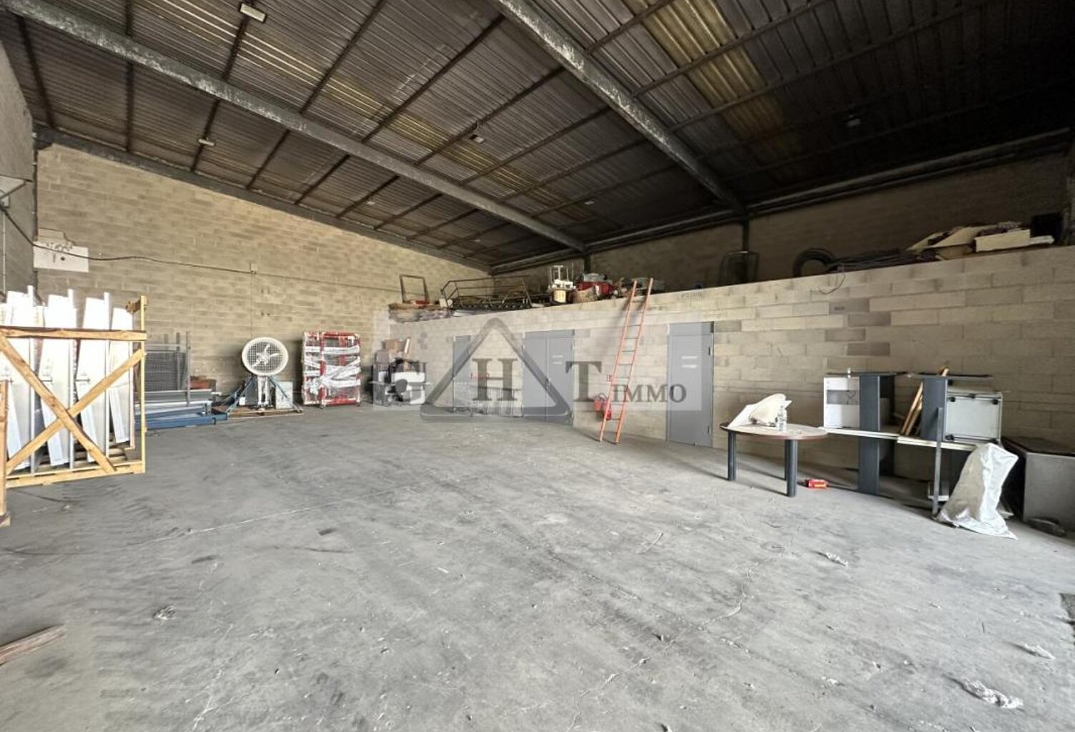 ENTREPOT 200M² A LOUER SAINT GERMAIN LES ARPAJON — photo 1
