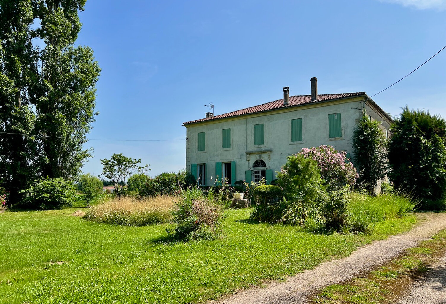 À vendre Maison de maître du XIXe avec grange et parc arboré  d'environ1,5 hectare, proche Villeneuve-sur-Lot. Dans un environnement calme et verdoyant, à seulement quelques minutes de la bastide historique de Villeneuve-sur-Lot, cette maison de maître — photo 1