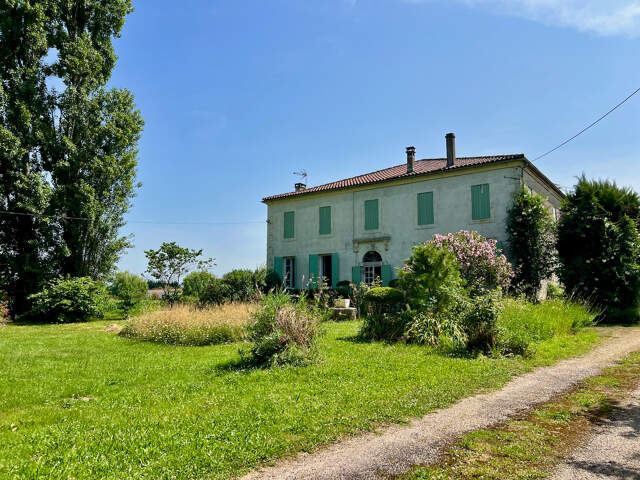 À vendre Maison de maître du XIXe avec grange et parc arboré  d'environ1,5 hectare, proche Villeneuve-sur-Lot. Dans un environnement calme et verdoyant, à seulement quelques minutes de la bastide historique de Villeneuve-sur-Lot, cette maison de maître — photo du bien