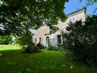 À vendre Maison de maître du XIXe avec grange et parc arboré  d'environ1,5 hectare, proche Villeneuve-sur-Lot. Dans un environnement calme et verdoyant, à seulement quelques minutes de la bastide historique de Villeneuve-sur-Lot, cette maison de maître — photo 2