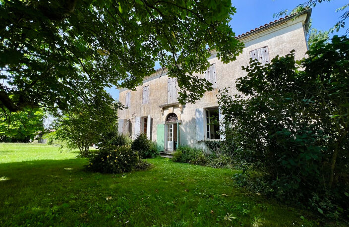 À vendre Maison de maître du XIXe avec grange et parc arboré  d'environ1,5 hectare, proche Villeneuve-sur-Lot. Dans un environnement calme et verdoyant, à seulement quelques minutes de la bastide historique de Villeneuve-sur-Lot, cette maison de maître — photo 2