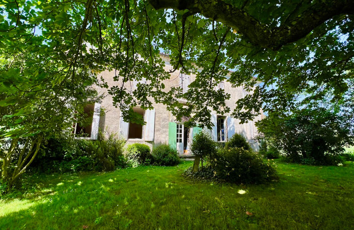À vendre Maison de maître du XIXe avec grange et parc arboré  d'environ1,5 hectare, proche Villeneuve-sur-Lot. Dans un environnement calme et verdoyant, à seulement quelques minutes de la bastide historique de Villeneuve-sur-Lot, cette maison de maître — photo 3