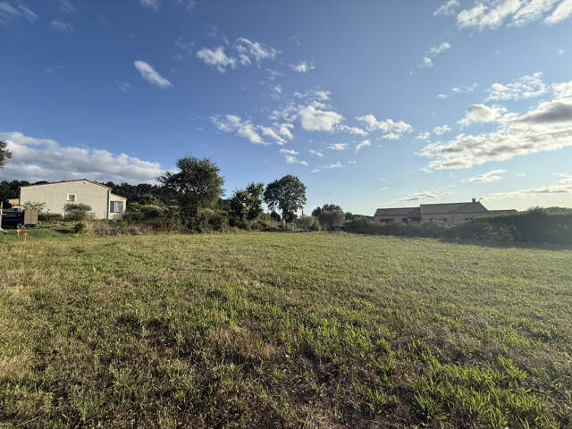 VENTE / TERRAIN A BATIR / 714 M2 — photo du bien
