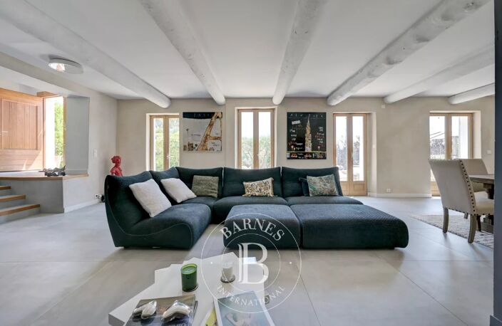 AIX-EN-PROVENCE – PROXIMITÉ CENTRE – MAS DU XVIIIᵉ SIÈCLE – 6 CH — photo 2