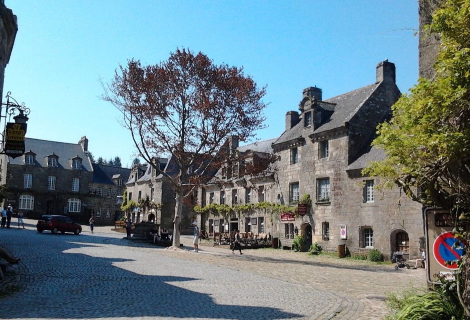 Rare: Charmante Maison de caractère en pierre de taille et moellons au centre historique de LOCRONAN(29) — photo 1