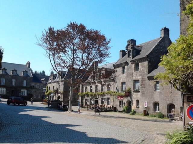 Rare: Charmante Maison de caractère en pierre de taille et moellons au centre historique de LOCRONAN(29) — photo du bien