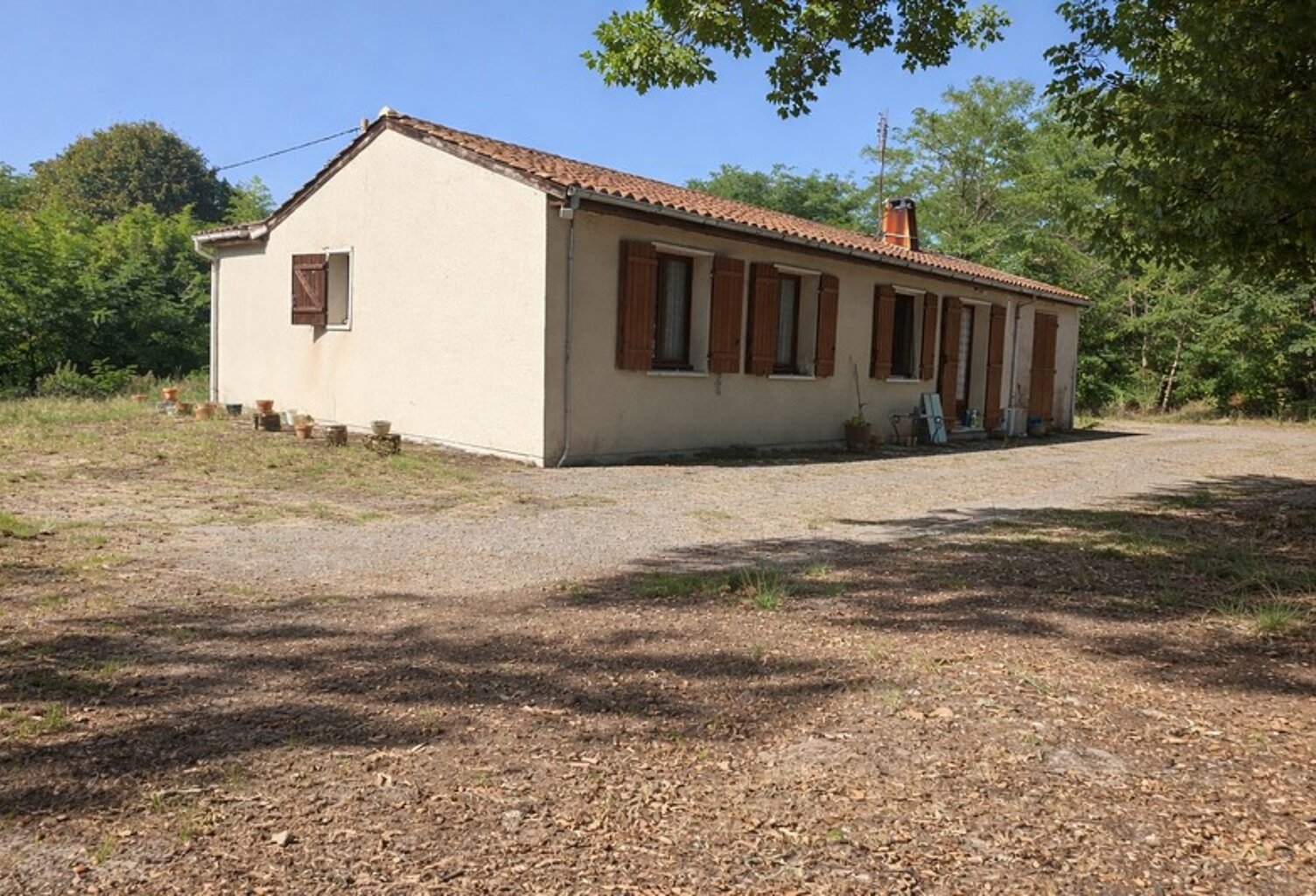 Charmante maison de plain-pied de 100m² à rafraîchir, située sur un terrain de 2500 m² — photo 1