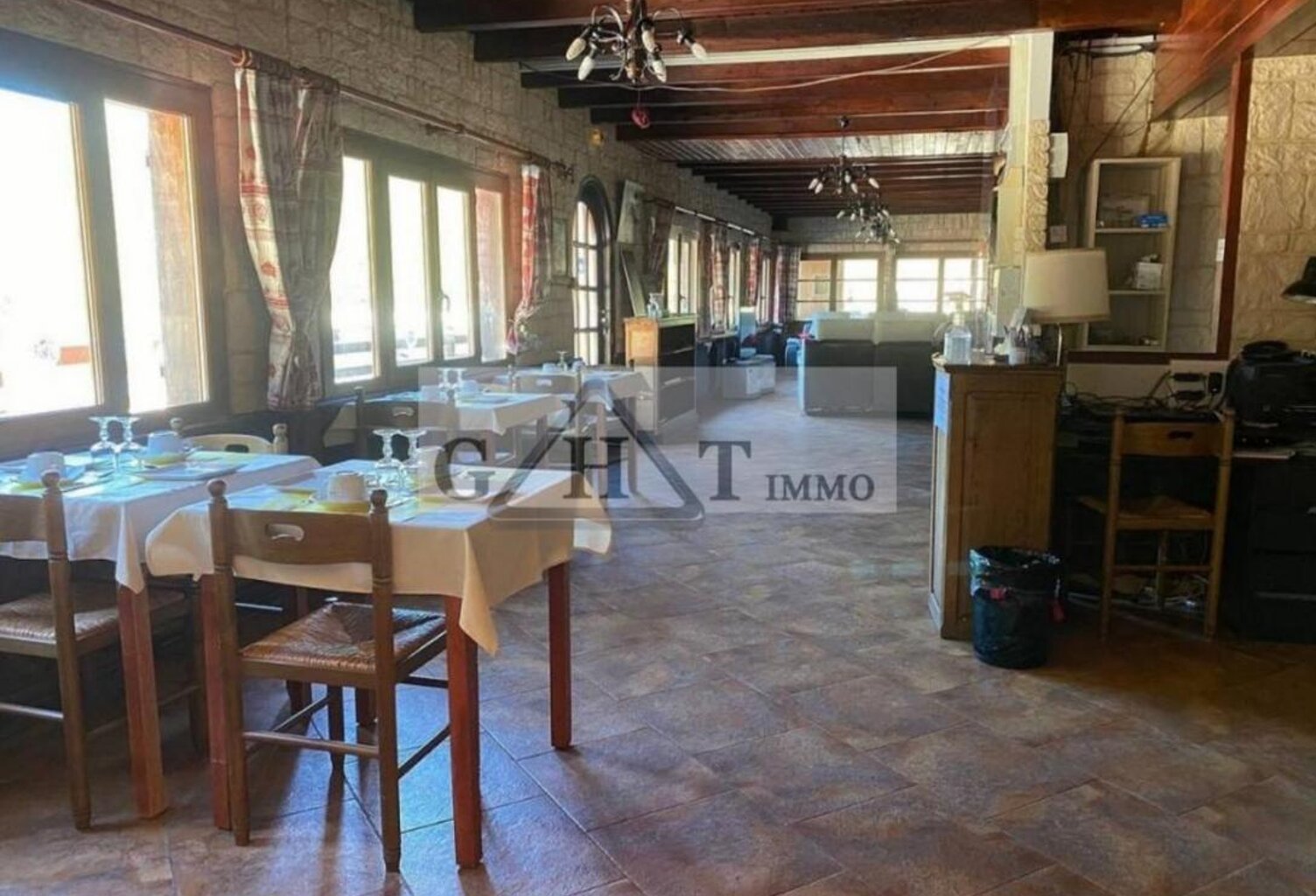 A VENDRE MURS ET FONDS  HOTEL RESTAURANT  A LA MONTAGNE — photo 1
