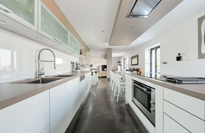 Magnifique Villa moderne de 280m², Grand garage, Vue, Piscine, Jacuzzi, 1300m² terrain! RARE! — photo 5