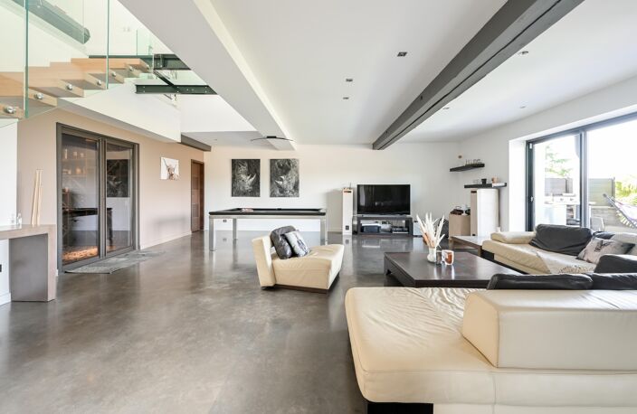 Magnifique Villa moderne de 280m², Grand garage, Vue, Piscine, Jacuzzi, 1300m² terrain! RARE! — photo 2