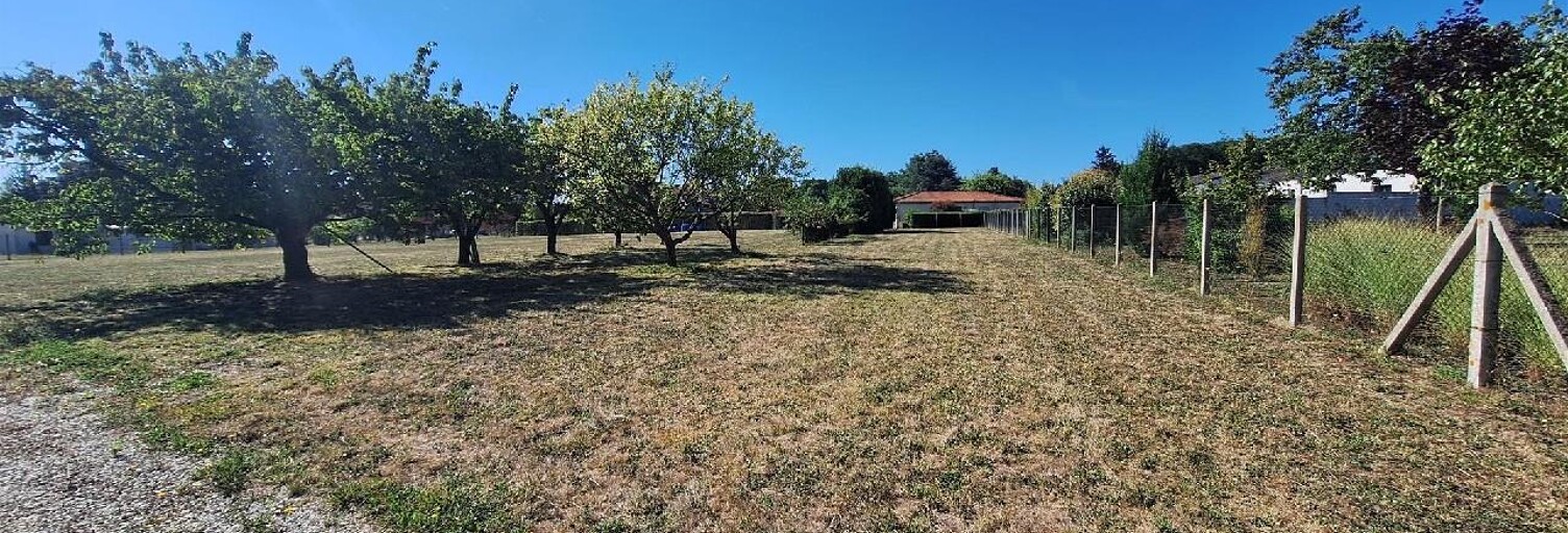Terrain  1074 m² à vendre à Salignac-sur-Charente (17800)