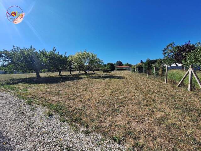 Terrain 1074 m² à Salignac-sur-Charente — photo du bien