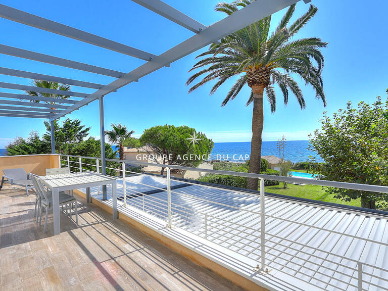 VILLA PIEDS DANS L'EAU 7 PIECES AVEC PISCINE VUE GOLFE DE SAINT TROPEZ, AUX ISSAMBRES — photo 1