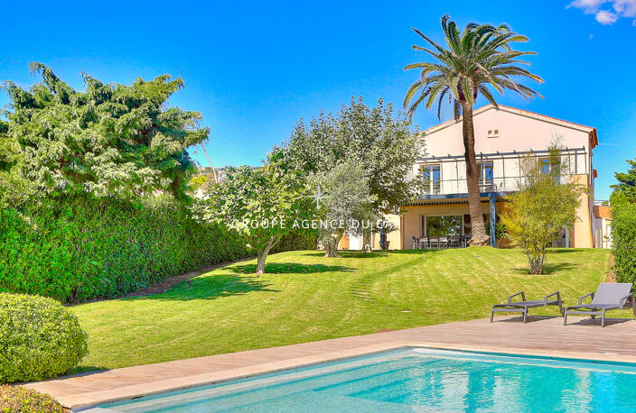 VILLA PIEDS DANS L'EAU 7 PIECES AVEC PISCINE VUE GOLFE DE SAINT TROPEZ, AUX ISSAMBRES — photo 2
