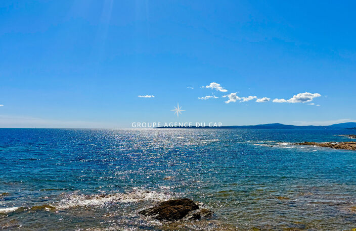 VILLA PIEDS DANS L'EAU 7 PIECES AVEC PISCINE VUE GOLFE DE SAINT TROPEZ, AUX ISSAMBRES — photo 3