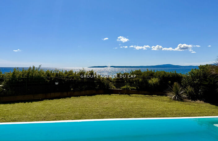 VILLA PIEDS DANS L'EAU 7 PIECES AVEC PISCINE VUE GOLFE DE SAINT TROPEZ, AUX ISSAMBRES — photo 4