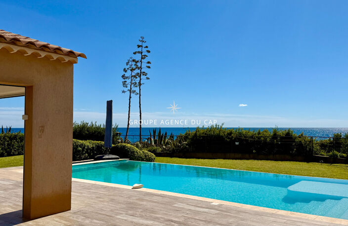 VILLA PIEDS DANS L'EAU 7 PIECES AVEC PISCINE VUE GOLFE DE SAINT TROPEZ, AUX ISSAMBRES — photo 5