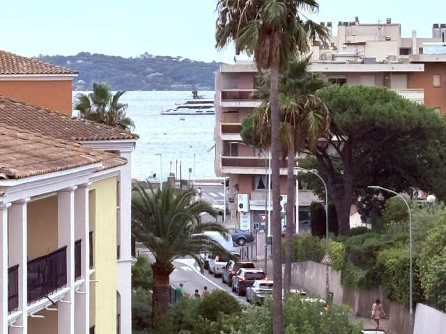 Appartement Studio vue mer avec terrasse de 20m2 très proche du centre de Sainte-Maxime. — photo du bien
