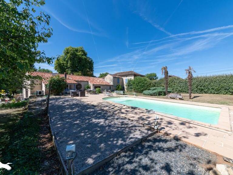 Maison en pierre de 10 pièces principales — photo 1