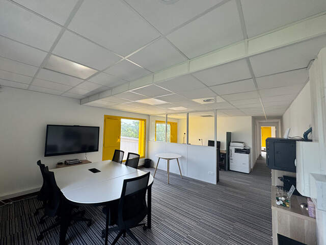 Magnifiques bureaux lumineux, modernes et idéalement situés avec parking — photo du bien