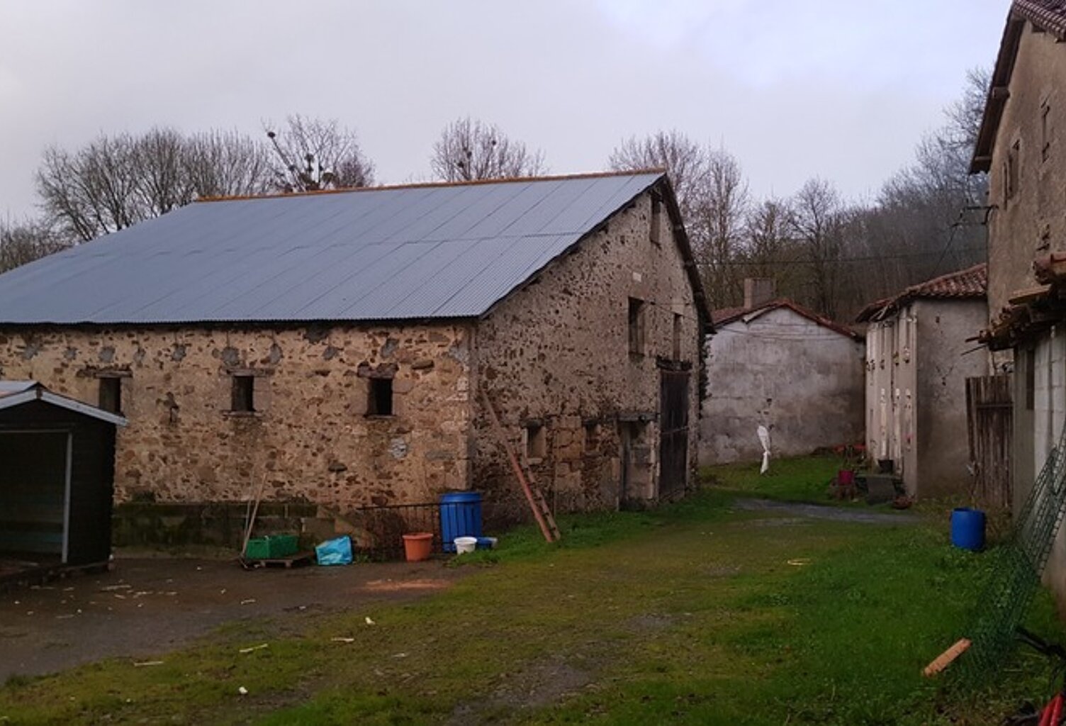 Corps de ferme à rénover sur un terrain de 13.000 m² — photo 1