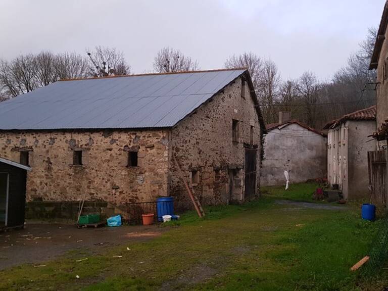 Corps de ferme à rénover sur un terrain de 13.000 m² — photo 1