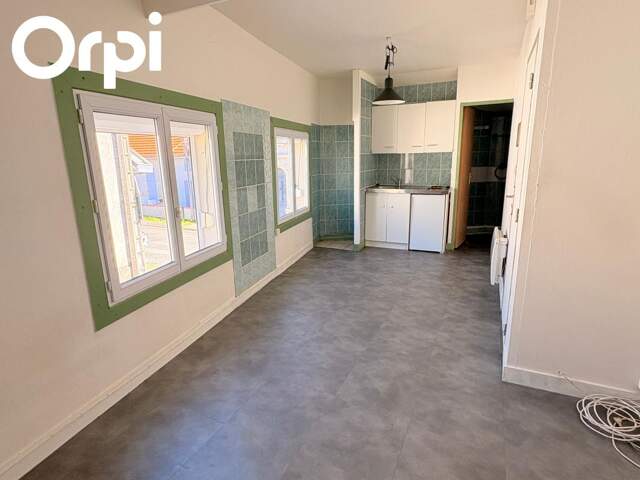 Studio à vendre - Centre-ville de BOURCEFRANC-LE-CHAPUS — photo du bien