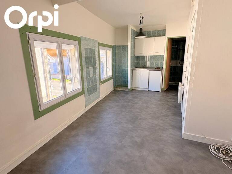 Studio à vendre - Centre-ville de BOURCEFRANC-LE-CHAPUS — photo 1