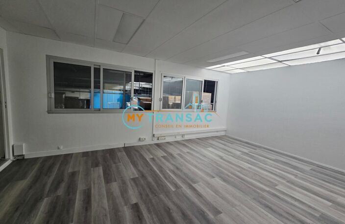 MONTREUIL, A LOUER, local d'activité de 871m² avec bureaux refait à neuf et entrepôt accessible par porte sectionnelle de plain pied — photo 4