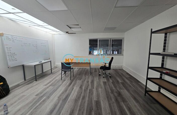 MONTREUIL, A LOUER, local d'activité de 871m² avec bureaux refait à neuf et entrepôt accessible par porte sectionnelle de plain pied — photo 5