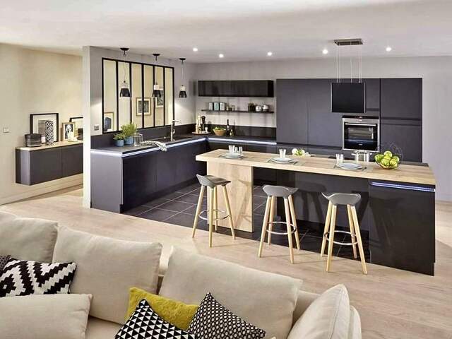 Grande maison familiale avec garage — photo du bien