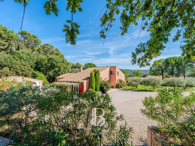 LUBERON SUD - VILLA 300 M2 - 5 CHAMBRES - STUDIO - PISCINE- ANNE — photo du bien