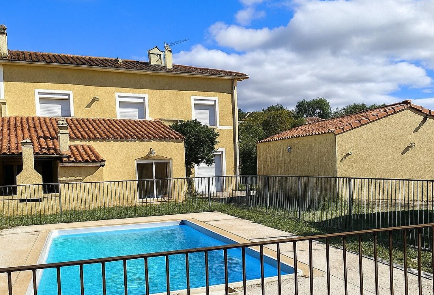 Maison d'habitation 3 faces, 4 chambres, garage, jardin et piscine — photo 1