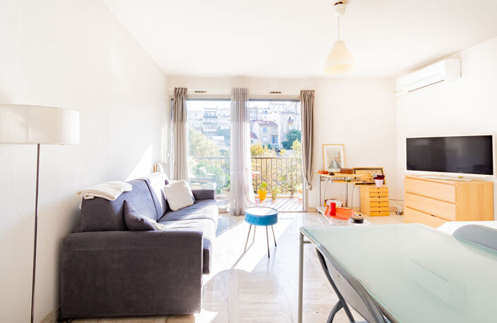 Appartement de type 1 - avec balcon et cave - Investisseur, coup de coeur assuré  Saint-Victor (7e) — photo 2