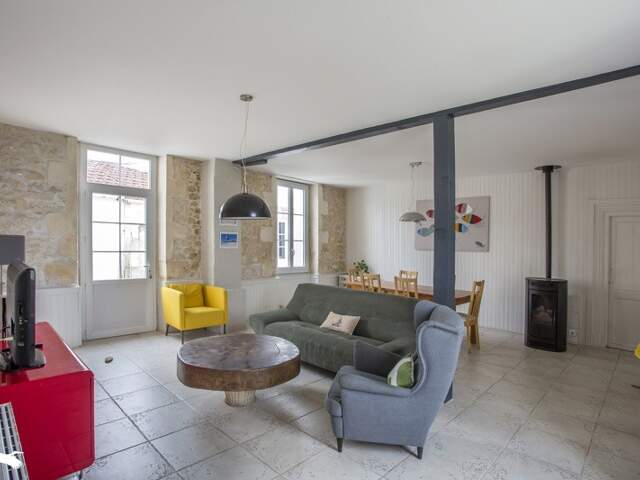 Maison en pierre de 7 pièces principales — photo du bien