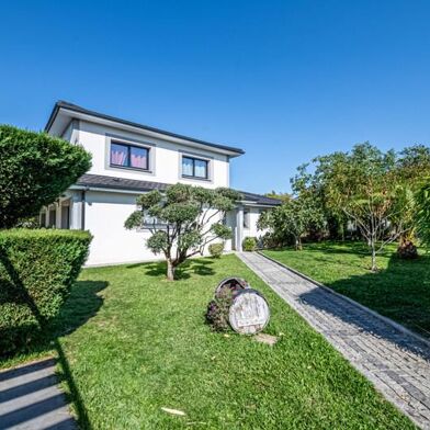 Maison 6 pièces 627748 €