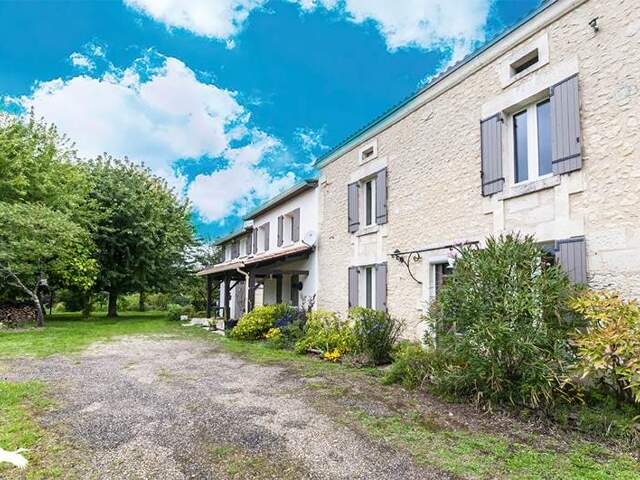 Maison en pierre de 7 pièces principales — photo du bien