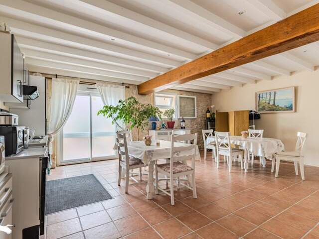Maison en pierre de 5 pièces principales — photo du bien