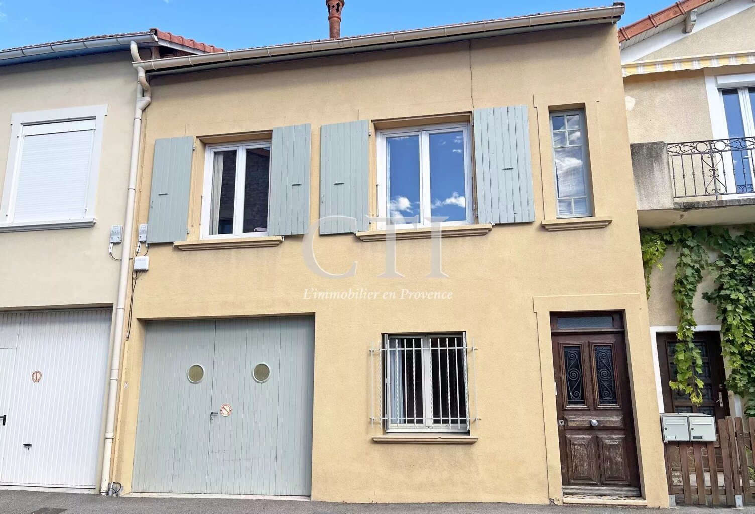 Opportunité rare à Nyons : maison de village avec dépendances am — photo 1