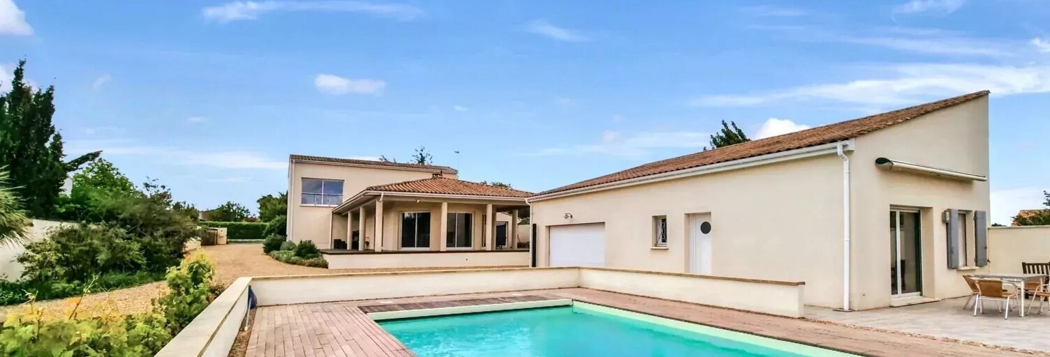 Maison 8 Pièces 242 m² à vendre à Mortagne-sur-Gironde (17120)