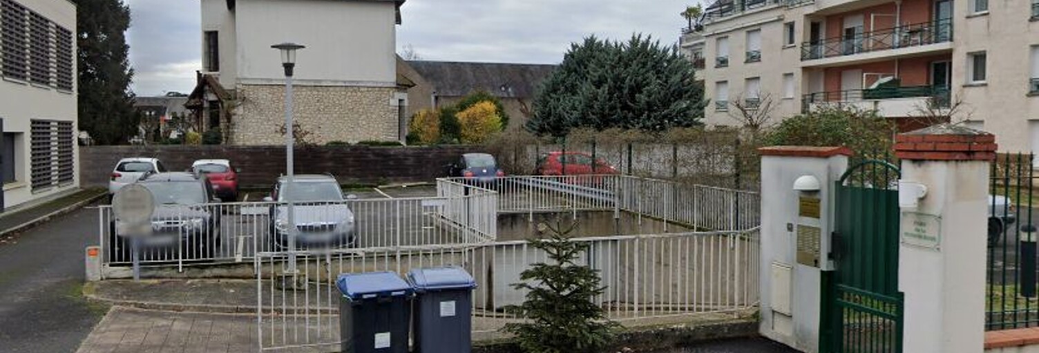 Garage   m² à louer à Saint-Cyr-sur-Loire (37540)