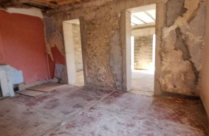 Appartement 3 pièces à renover avec terrasse - SAINT SAVOURNIN (13) — photo 3