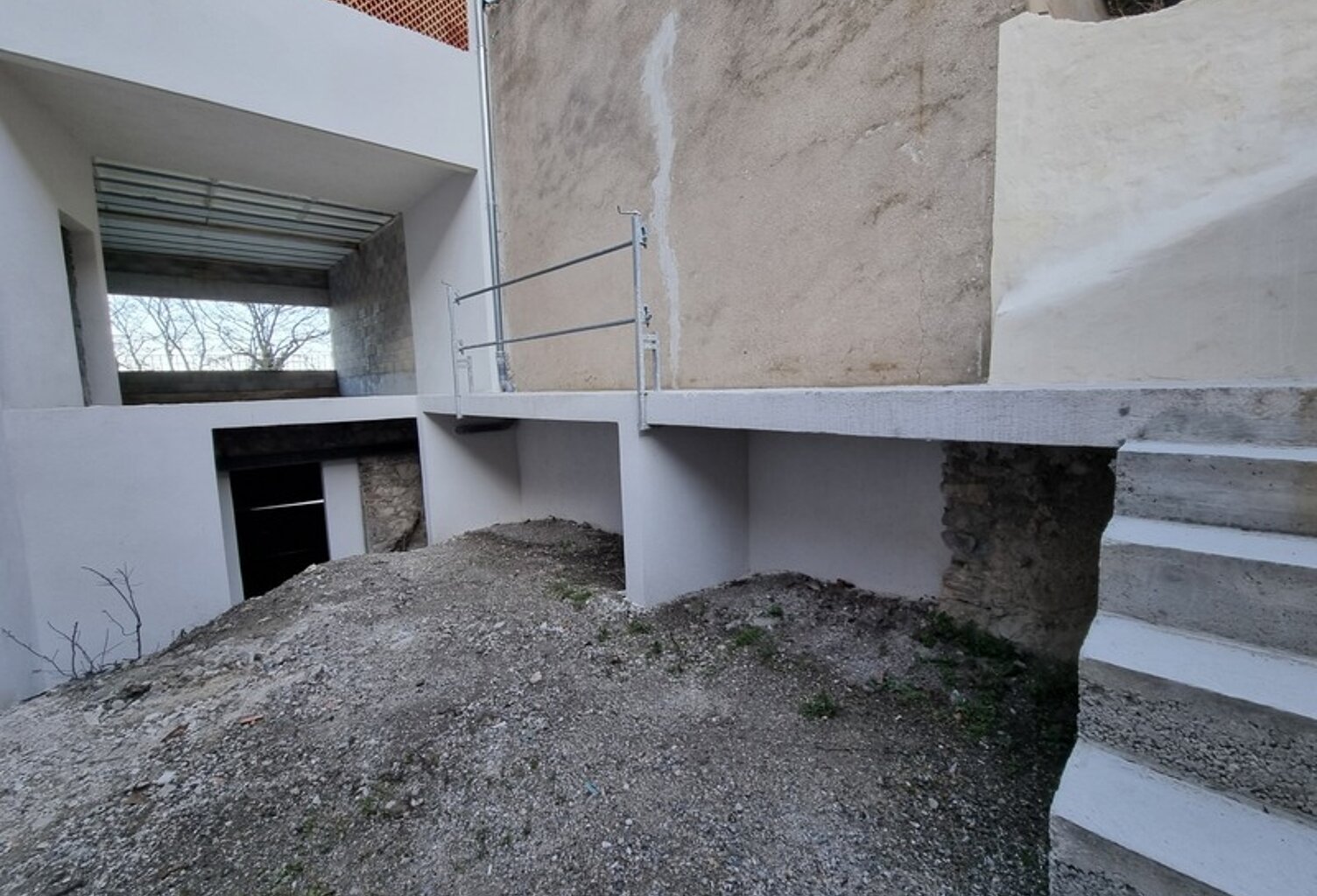 grand 3 pièces à rénover avec Patio et Terrasse - SAINT SAVOURNIN (13) — photo 1