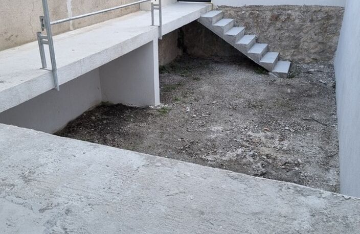 grand 3 pièces à rénover avec Patio et Terrasse - SAINT SAVOURNIN (13) — photo 4
