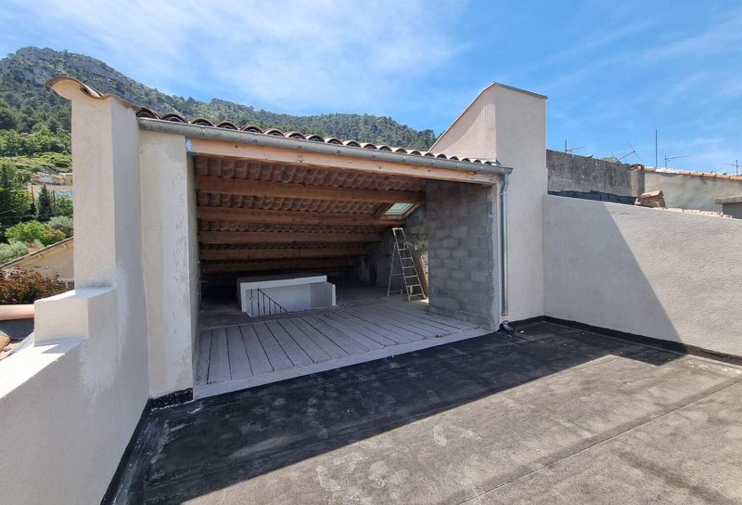 Studio avec grande terrasse à Saint Savournin — photo 1
