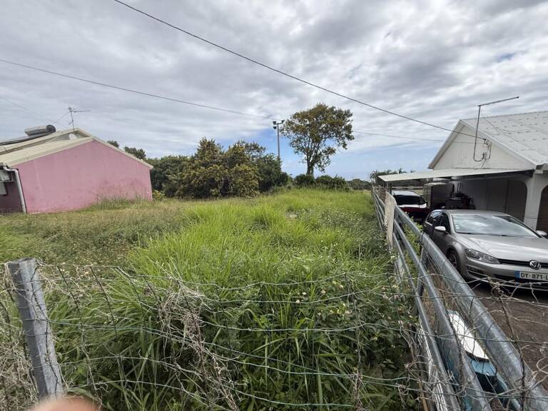 À acheter 162000 EUR à Saint-Pierre : terrain de 350m2 — photo 1