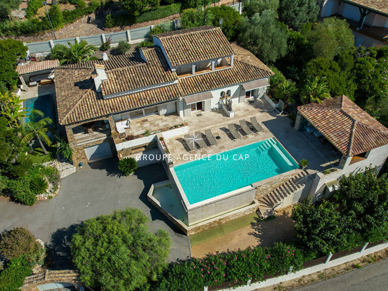 A VENDRE VILLA 6 CHAMBRES EN SUITE PISCINE POOL HOUSE VUE MER PANORAMIQUE SUR ST-TROPEZ GARAGES ET PARKINGS — photo 1