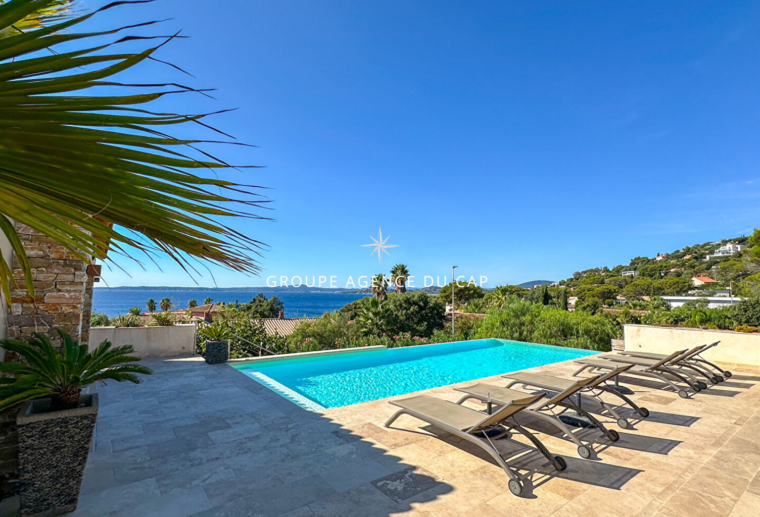 A VENDRE VILLA 6 CHAMBRES EN SUITE PISCINE POOL HOUSE VUE MER PANORAMIQUE SUR ST-TROPEZ GARAGES ET PARKINGS — photo 1